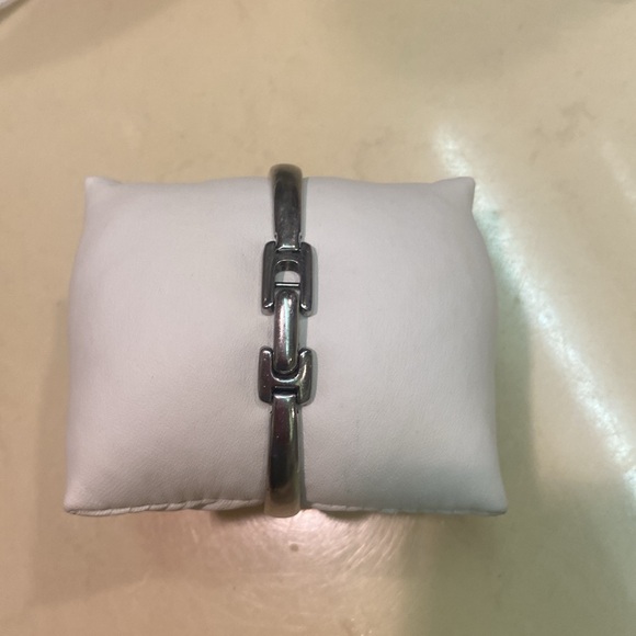 ♥️ (SOLD) ♥️ Women’s Gucci Watch Silver and Black 1400 L - Picture 8 of 15